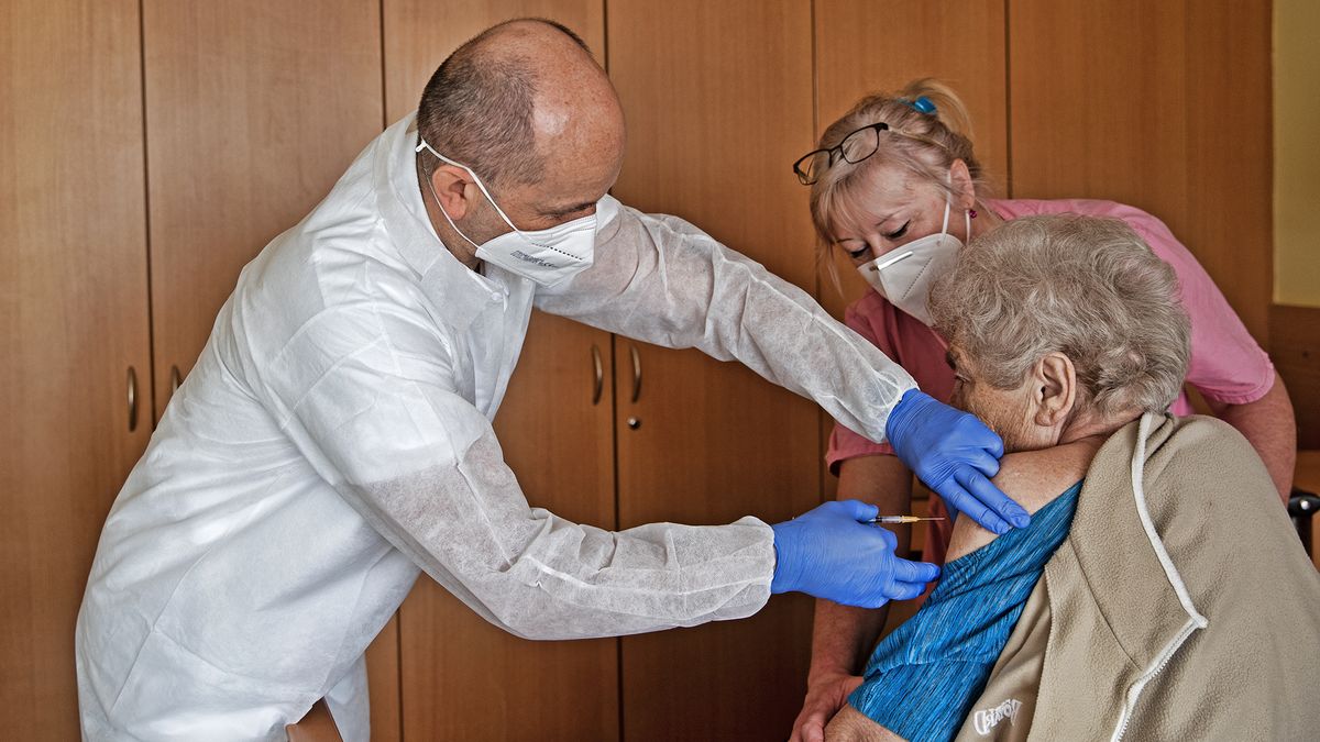 Tempo očkování v Česku roste, předehnalo i sousední země